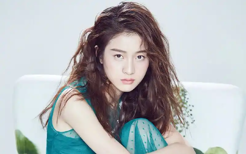 张雪迎轻熟风性感写真图片桌面壁纸