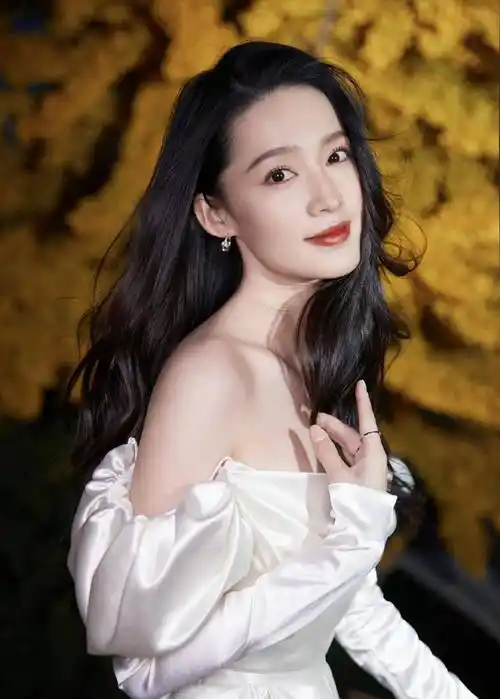 女星李沁时尚写真:窈窕淑女,娇小玲珑