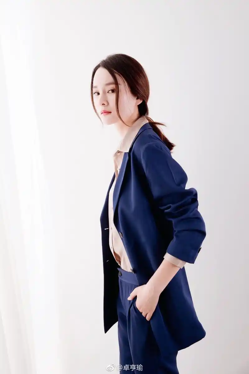 组图:杨幂替身卓亨瑜代言网游了 不说还以为是杨幂本人_高清图集_新浪