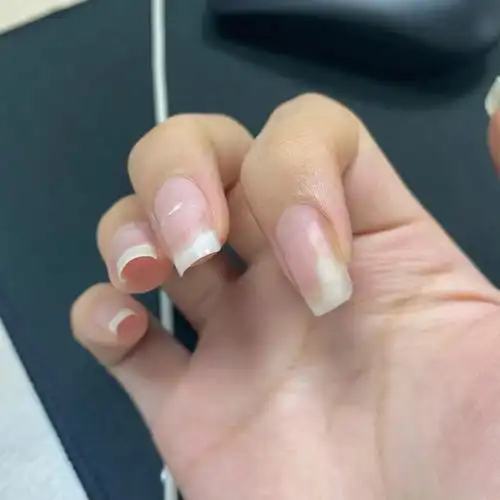 还挺长的,已经超过指甲的肉了,每次做指甲都被夸甲床长～但是c弧好卷