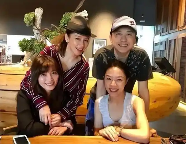 现任妻子气质出众,伊能静缺席|记者|张嘉欣|娱乐圈|摇滚乐_网易订阅