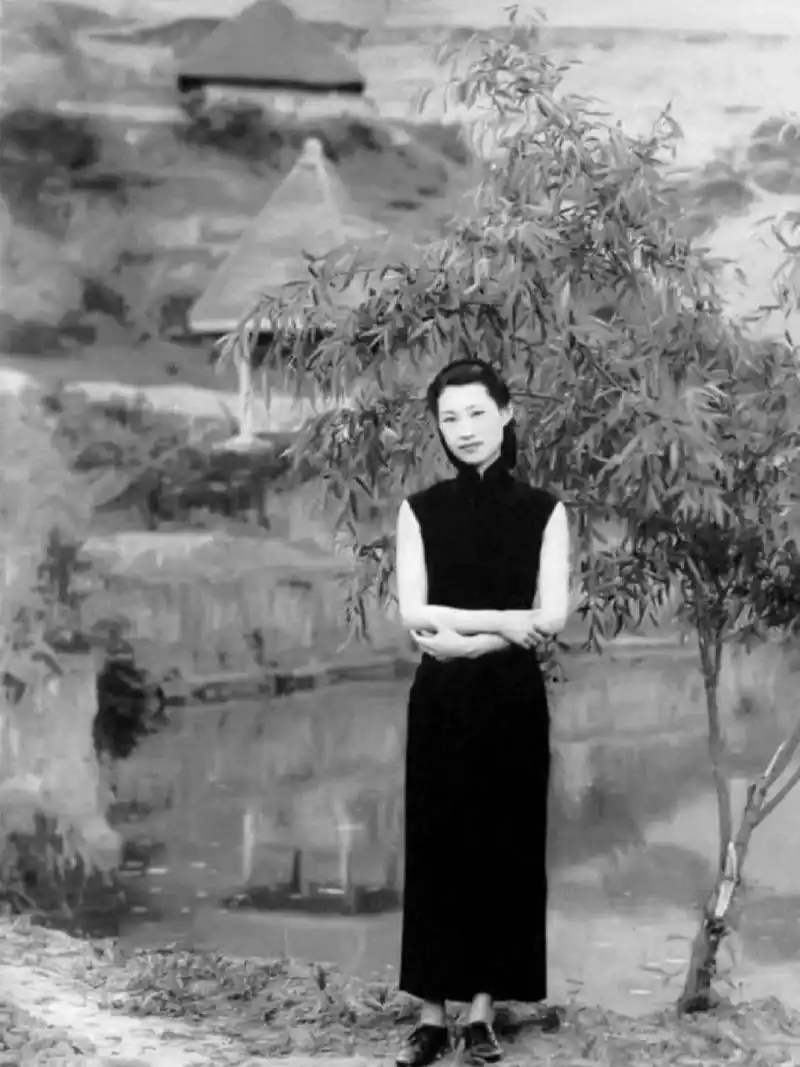 赵四小姐即赵一荻,1912年5月28日—2000年6月22日,又名绮霞,乳名香笙