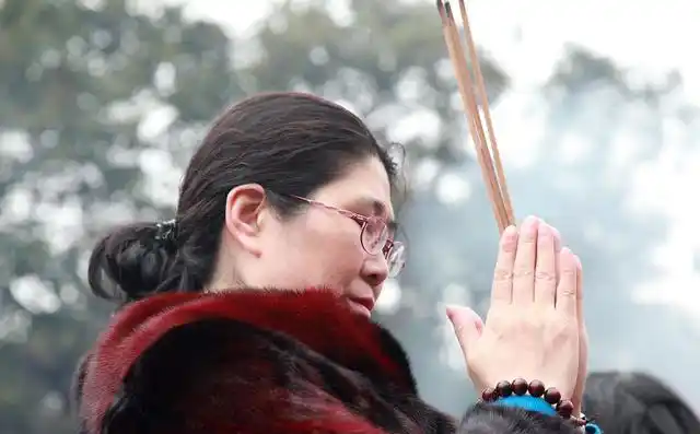 1/19 原创 数万市民鸡鸣寺烧香拜佛 祈福求财保平安迎鸡年场面壮观