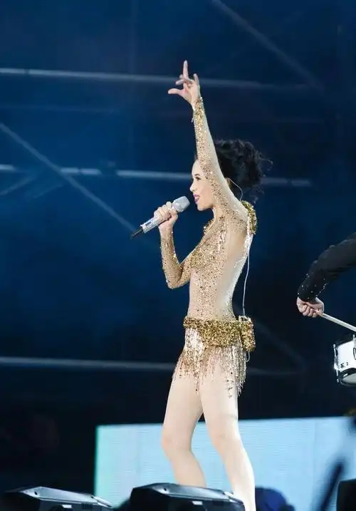 莫文蔚演唱会大秀好身材你觉得美吗