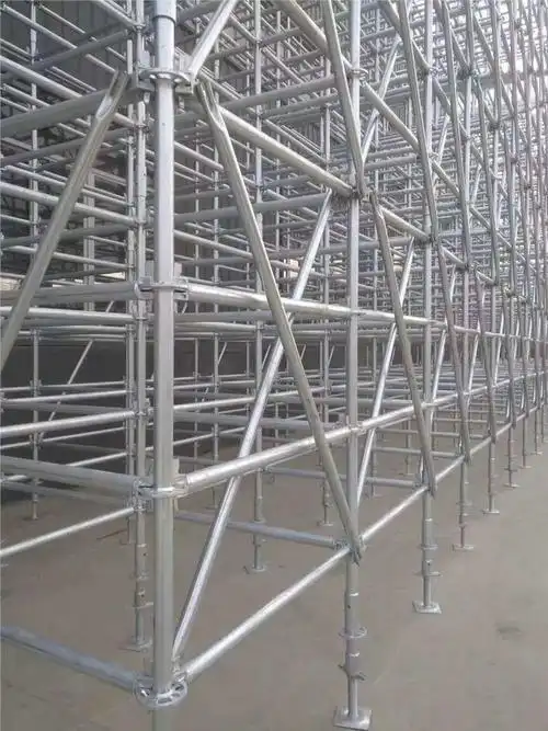 盘扣式脚手架跟传统脚手架大的不同在于它的结构和连接方式不同,传统