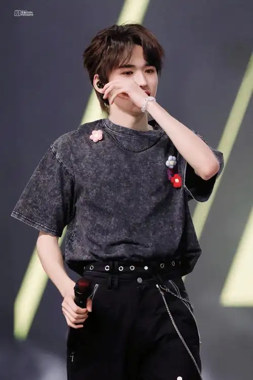 宋亚轩楼外楼演唱会##宋亚轩solo舞台不枉##今日星拍放送