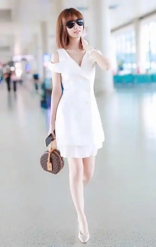 毛晓彤 修身的白色连衣裙和大长腿太般配了,干净又干练