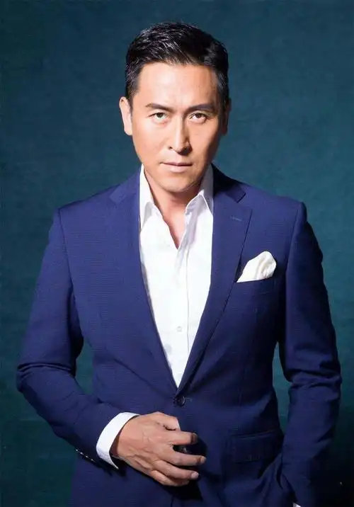 53岁港星马德钟与儿子拍短视频,被网民吐槽:"一代不如一代"