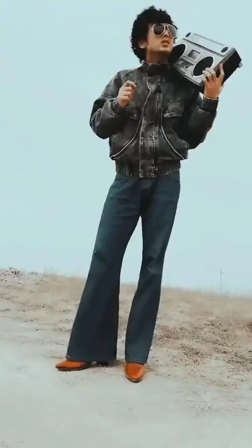 八十年代男青年的标配: 蛤蟆镜,爆炸头,喇叭裤,火箭皮鞋录音机.