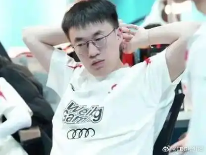 姿态看小虎被rng二队中单点菜:小虎怎么一直冒汗_新浪新闻