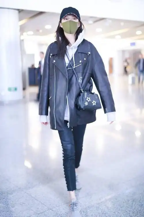 关晓彤又瘦了?这么细的皮裤都装不满,一般人都穿不下吧?