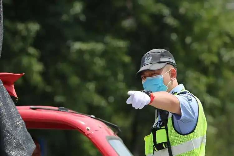 烈日下正在执勤的交警.绵阳市公安局供图