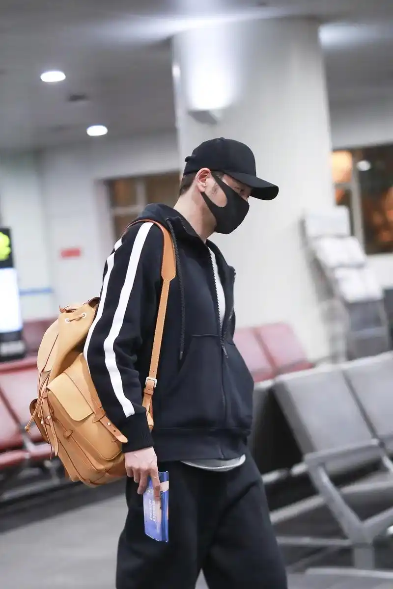 杨烁"出轨"风波后低调亮相 包裹严实痞帅十足