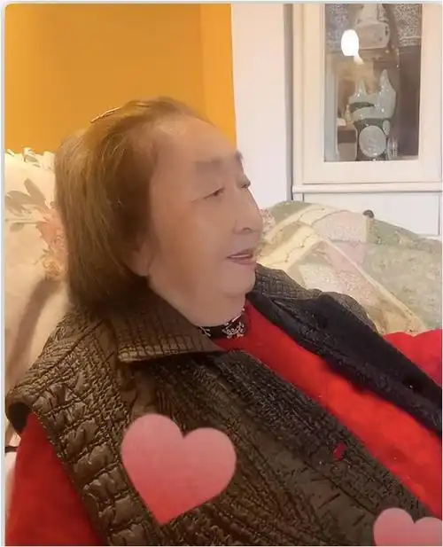 彭玉,这位90岁的著名演员,最近由她的女儿曝光了她的近照.