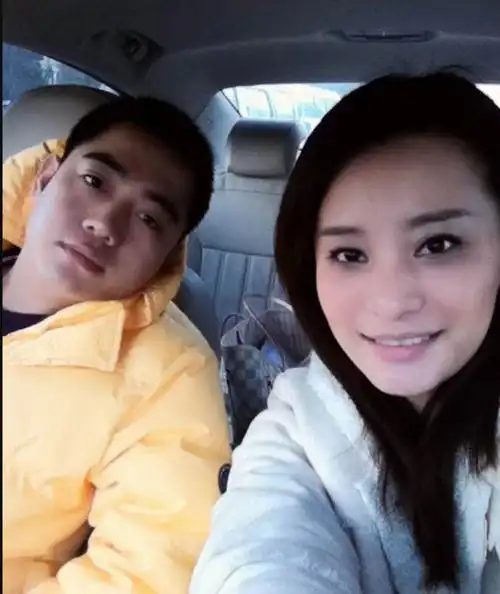 鹤字科当红的孟鹤堂,前妻是德云社的报幕员郝舒涵.