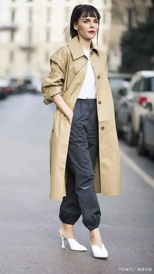 风衣是一种非常实用且百搭的服装,它常常被用于中性风格或轻便时尚穿
