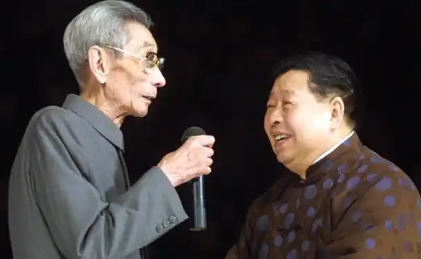 多年来,天津的观众们深受相声艺术的熏陶,他们对于演员的名气并不过分