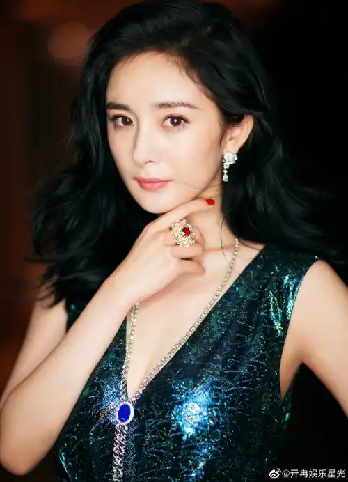 杨幂#深v太喜欢了,真的太美了