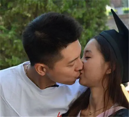 【图】杨紫男朋友的照片见过吗? 男友车内激吻照看呆