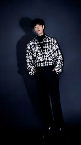 肖战的格子装穿搭帅气十足,大长腿太抢镜了