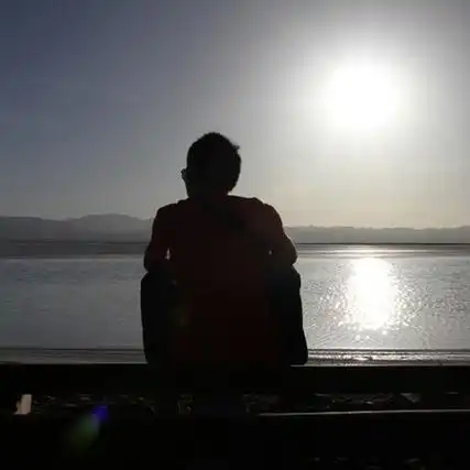 最新孤单背影的伤感图片 我永远热爱那个普通又平凡的自己-腾牛个性网