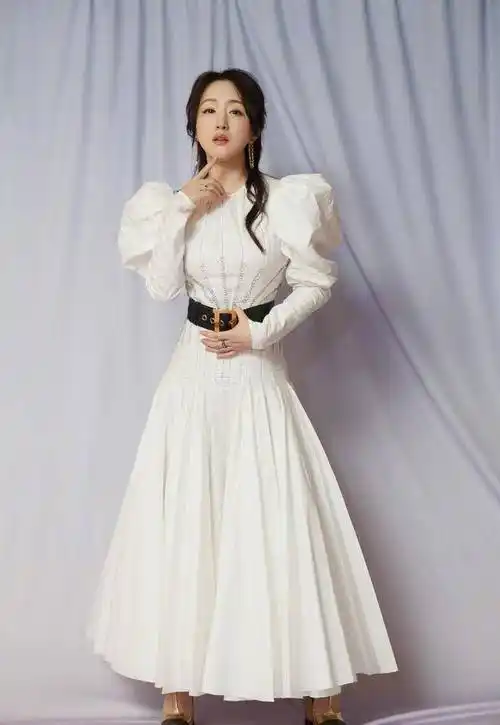 杨钰莹终于不扮嫩了,穿着一条红色连衣裙,美的让人忘!