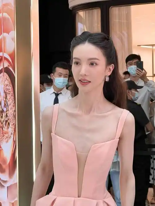 🍠上刷到了一组金晨的生图,原来这就叫白到发光啊_金晨