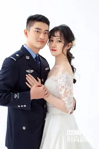 原本想要把婚礼定在2019年年底,但两个家庭一共有三位警察,过年期间都