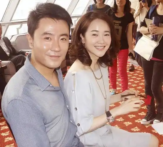 左小青与演员赵洋2010年10月,左小青和高权健领了结婚证.