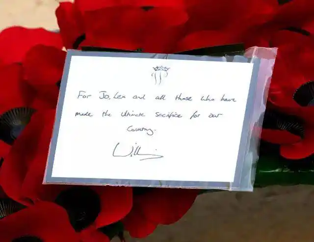 英国王室成员签名大曝光,谁写的字最好看呢?_女王