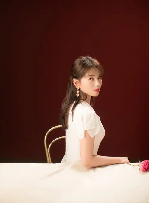 > 刘涛白色长裙魅力写真图片(4/10)