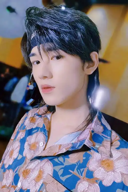 宋亚轩发带皮衣造型