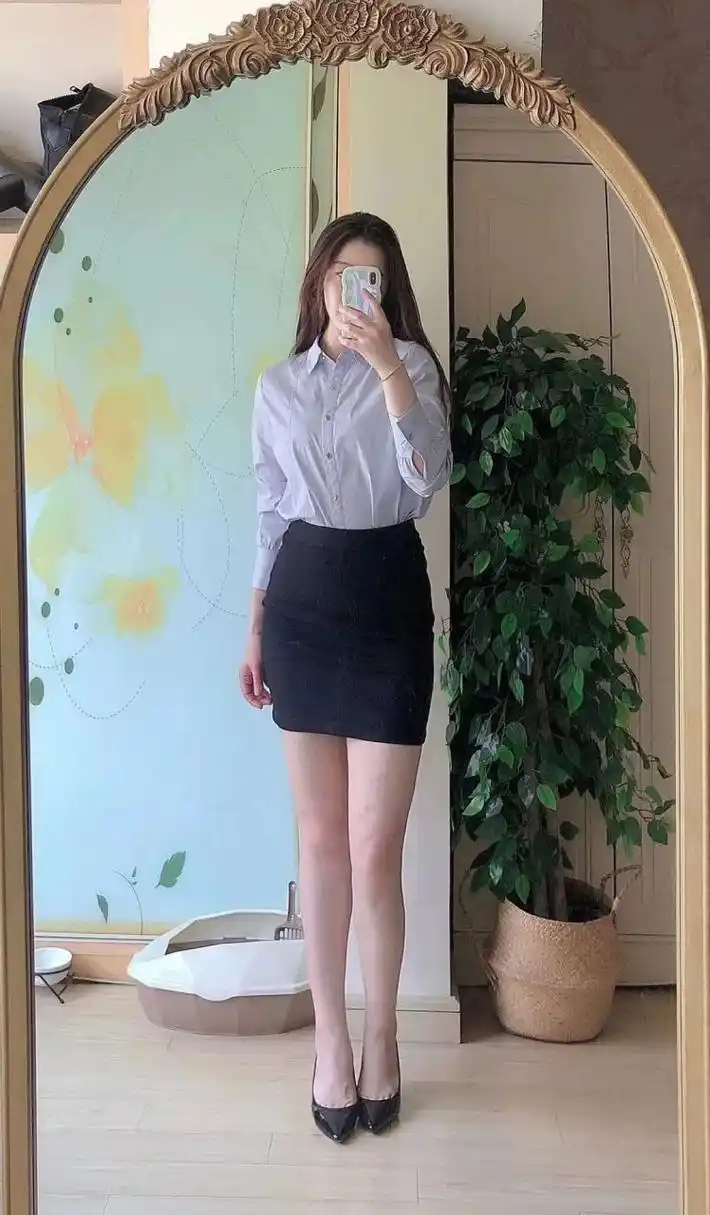 出门前,照镜子自拍05