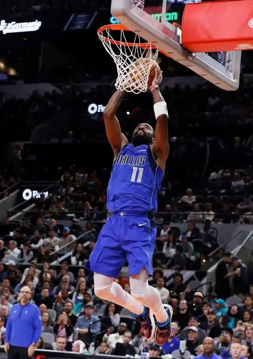 比赛中,东契奇在攻防转换中给欧文送出空中接力,欧文尝试扣篮.