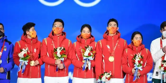 北京2022冬季奥运会短道速滑混合团体接力奖颁发仪式在北京赛区颁奖