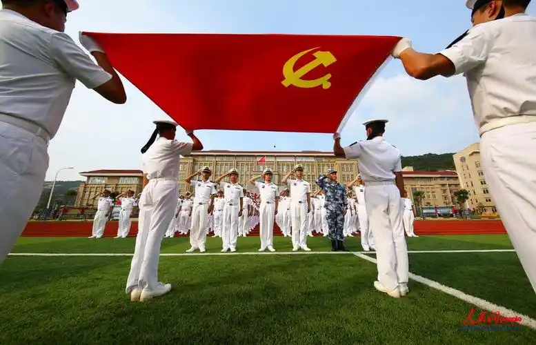 七一前夕,新时期"海上铁人"范文武(前排左三)在大队举行的向党旗宣誓