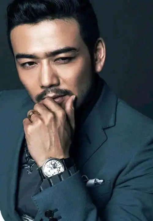 中霸气十足的"余华龙",因帅气的外形和独特的气质,杨烁被观众称为"