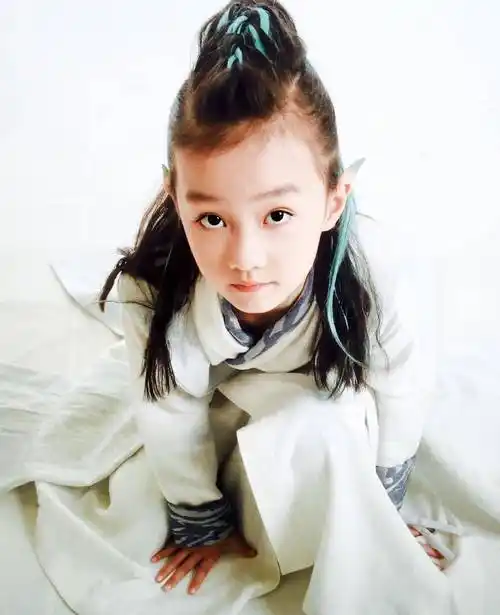 童星纪姿含14岁了身高已1米7的她3岁在甄嬛传演过温宜公主
