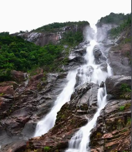 阳春八角镇鹅峰嶂双髻顶峰下的白水瀑布