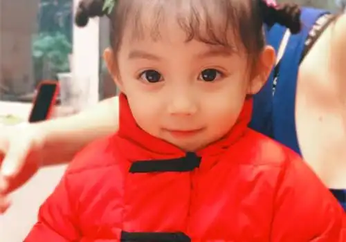 软萌漂亮小可爱童模图片_沈佳欣的可爱造型