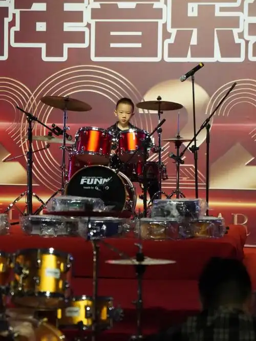 打架子鼓的小男孩