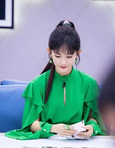 谢娜一身绿色连衣裙就算了,首饰还全是"绿乌龟"