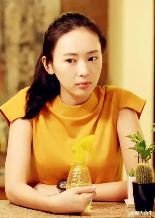 童瑶的室友看出不对劲,给童瑶打了个电话,告诉她张默一直在外面等着.