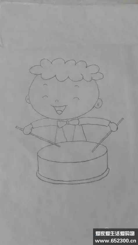 幼儿敲鼓简笔画