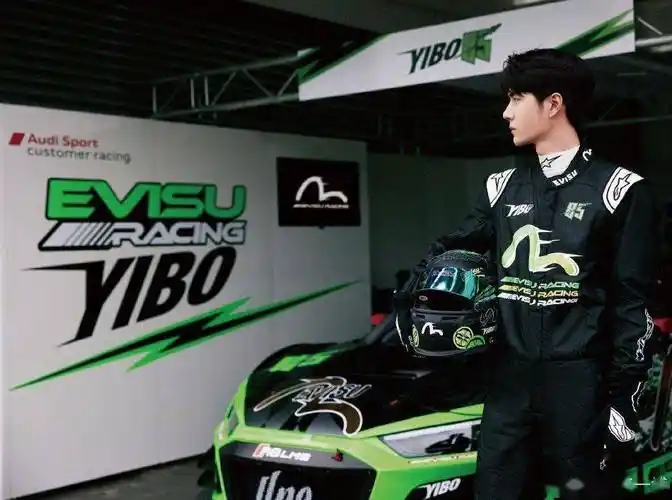 王一博分享六宫格随拍, 穿赛车服造型帅气十足,又美又飒!