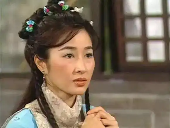 而且关咏荷在剧中一人分饰两角,秋月和秋香,感受一下大型精分现场讲真