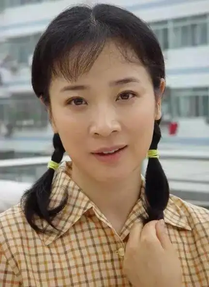 她也凭借这部剧,成功提名飞天奖最佳女主角,成为了家喻户晓的演员.