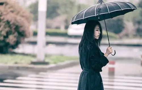 美女在雨中