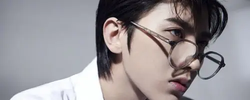 蔡徐坤登上《esquire时尚先生》金九封面!