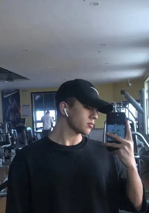 留着寸发的健身帅哥来自新疆的运动小哥哥阿布爱好自拍的男生